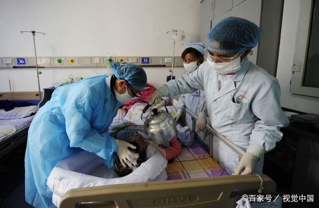 摄影师实拍艾滋病房,晚期患者洗头不能自理,护士成最亲的人!